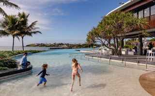 Children playing in Yeppoon&#39;s Lagoon